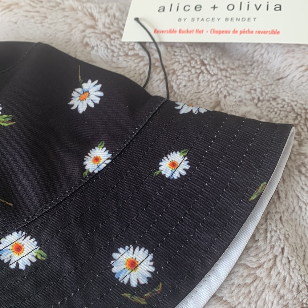 Alice + Olivia reversible daisy bucket hat - Picture 6 of 9